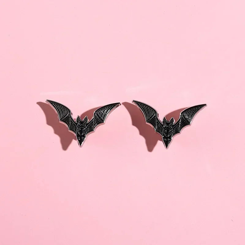 Punk Vintage Bat Brooch Pin – Halloween Gothic Accessory for Jackets, Bags & Clothes | Unisex Gift Badge