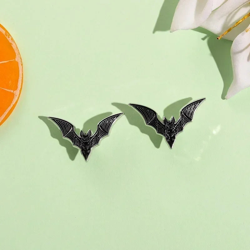 Punk Vintage Bat Brooch Pin – Halloween Gothic Accessory for Jackets, Bags & Clothes | Unisex Gift Badge