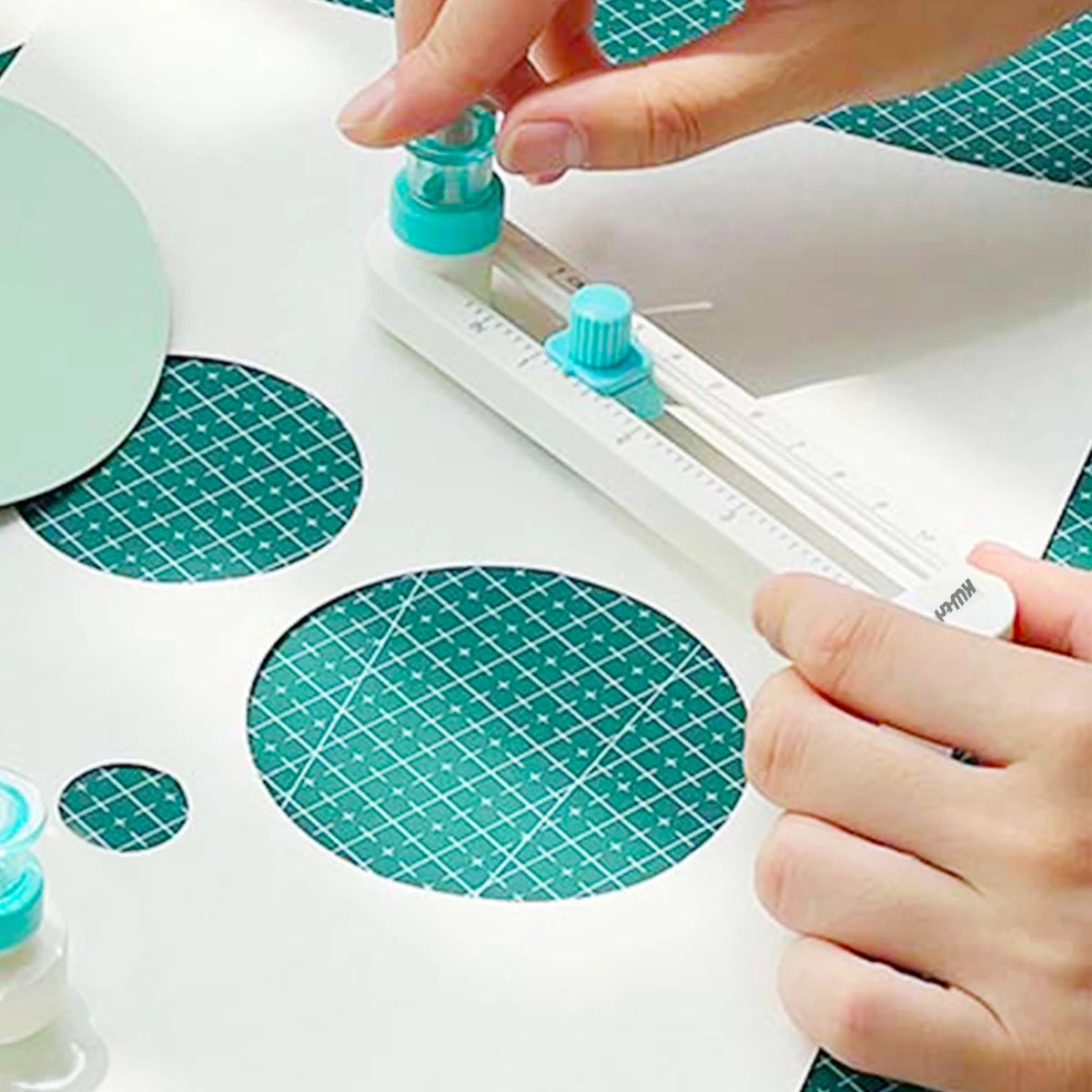360° Rotary Compass Circle Cutter Knife – Precision Circle-Cutting Tool for Bookbinding, Scrapbooking & DIY Craft