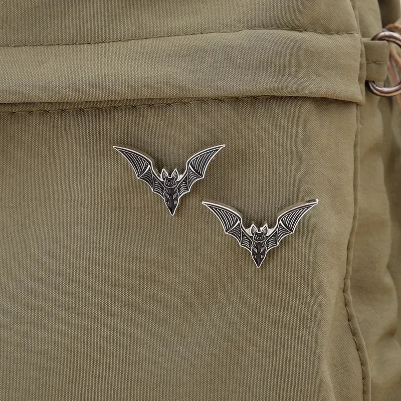 Punk Vintage Bat Brooch Pin – Halloween Gothic Accessory for Jackets, Bags & Clothes | Unisex Gift Badge