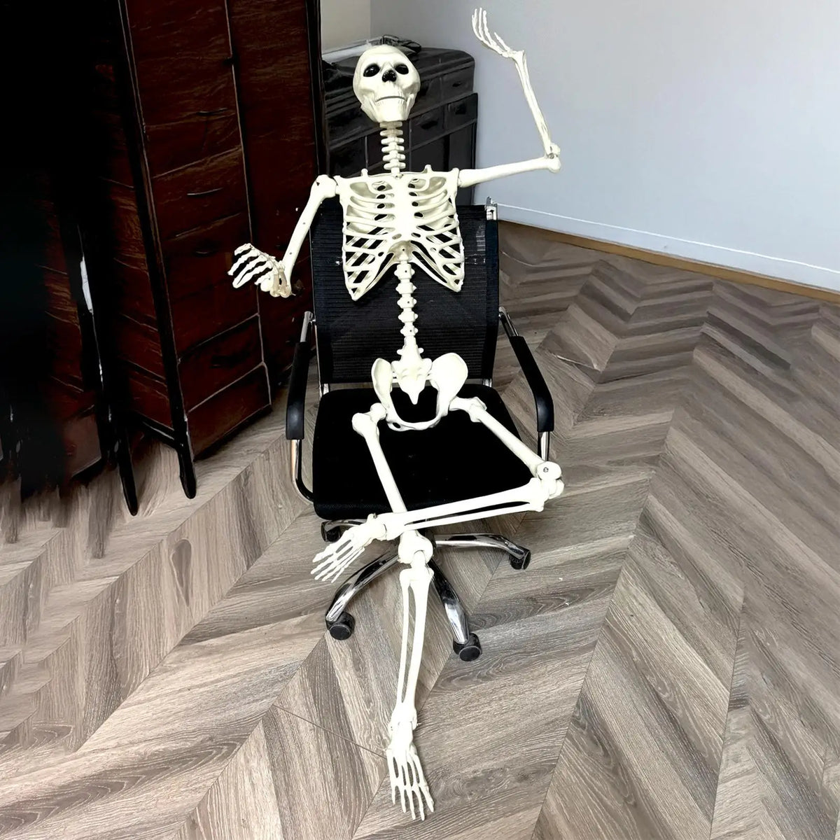 Life-Size Posable Halloween Skeleton Prop – 90cm ABS Skull Decoration for Haunted House, Yard & Outdoor Scenes