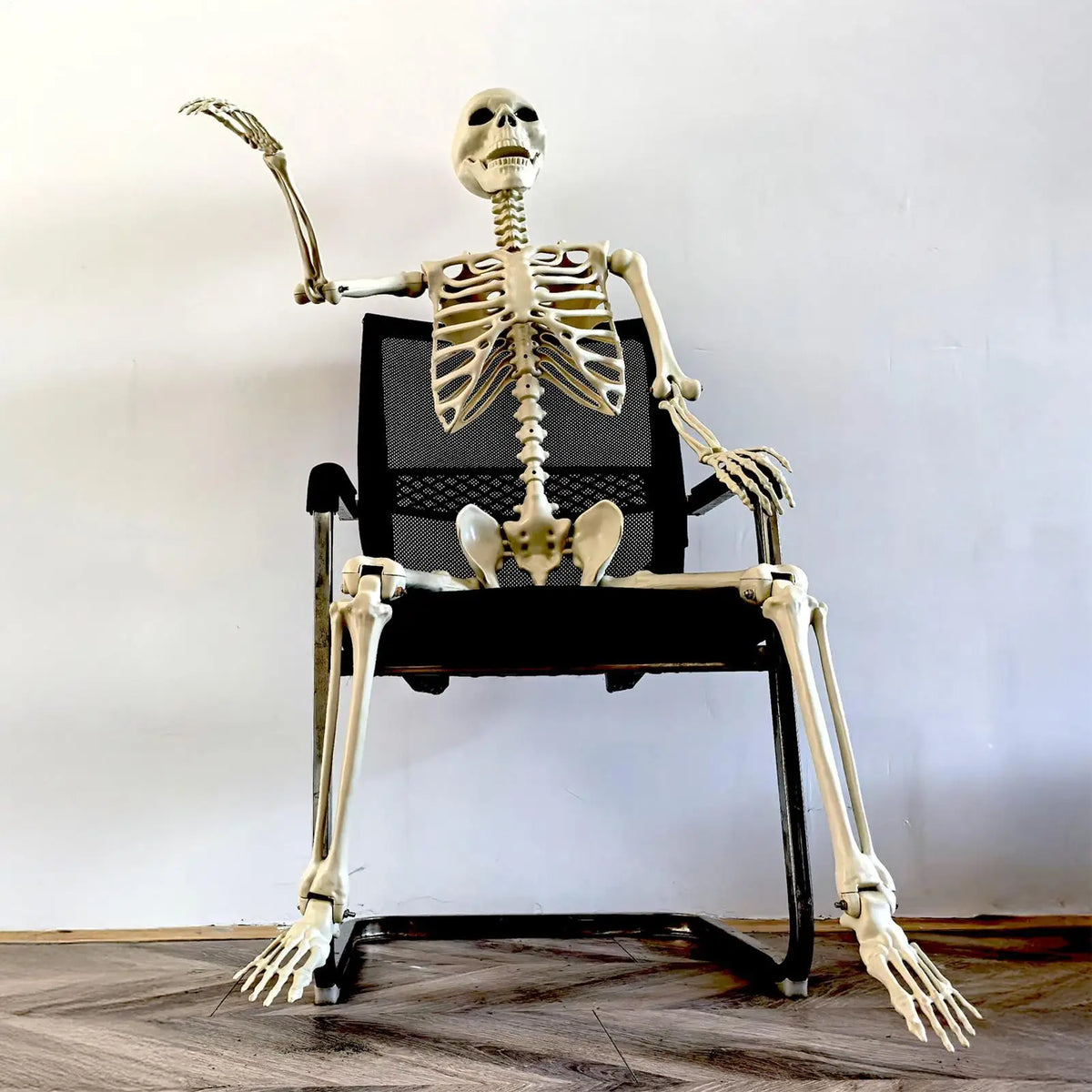Life-Size Posable Halloween Skeleton Prop – 90cm ABS Skull Decoration for Haunted House, Yard & Outdoor Scenes