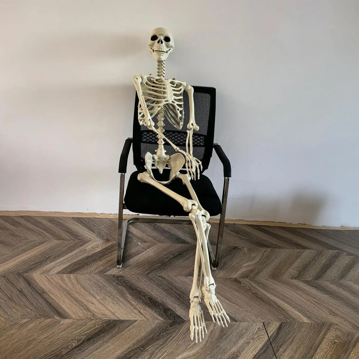 Life-Size Posable Halloween Skeleton Prop – 90cm ABS Skull Decoration for Haunted House, Yard & Outdoor Scenes